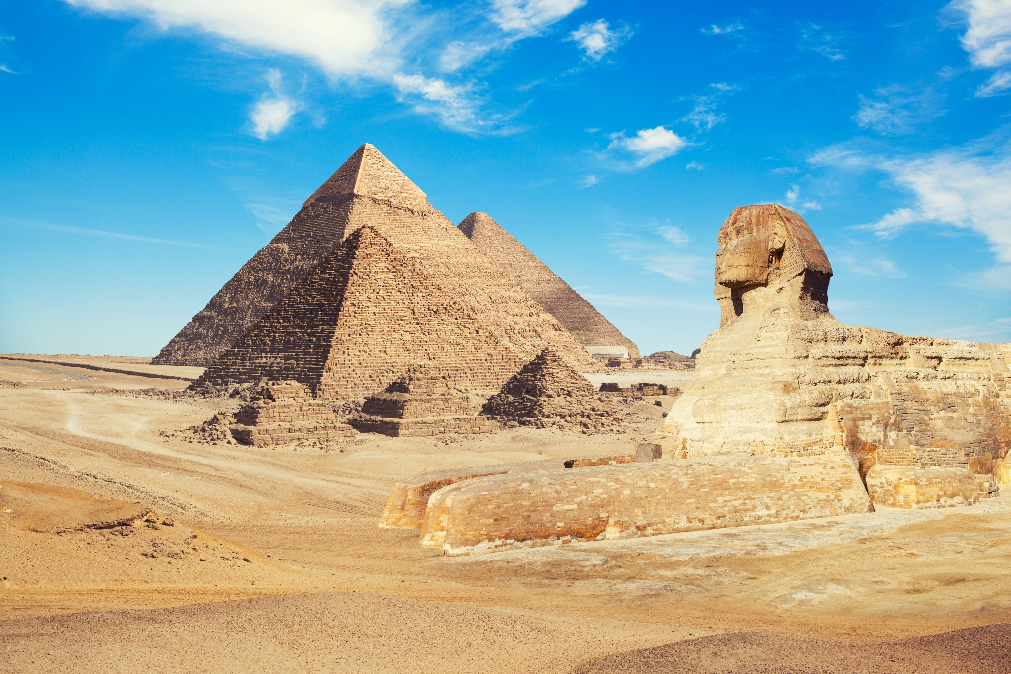 Древности пирамид. Пирамиды Гизы древний Египет. Пирамиды Гизы (Каир). Пирамида Хеопса Каир. Сфинкс пирамида в Египте.